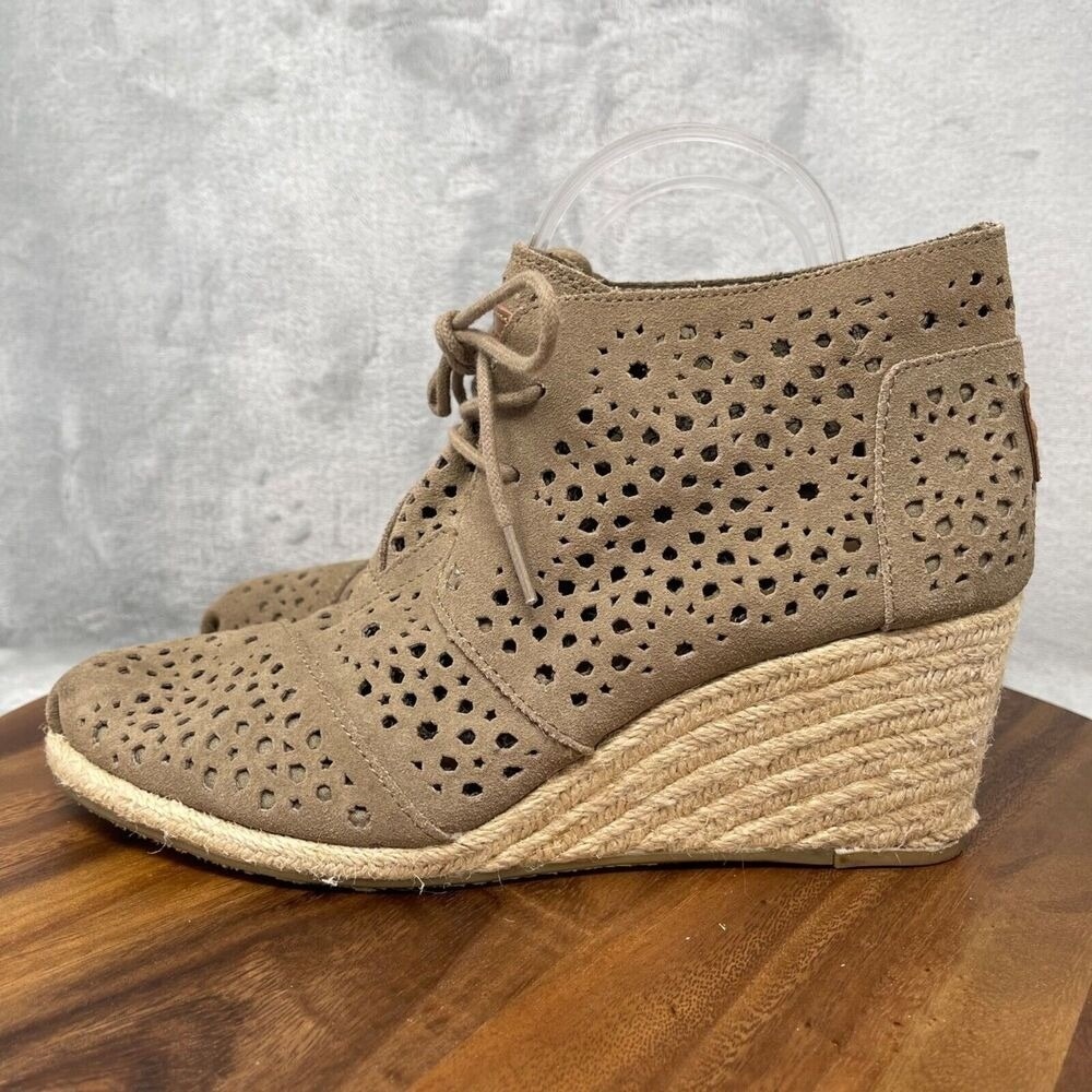 Toms Shoes Womens 9.5 Desert Taupe Laser Cut Suede Espadrille Ankle Booties